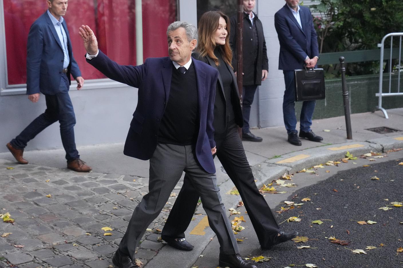 Sarkozy saluta.jpg