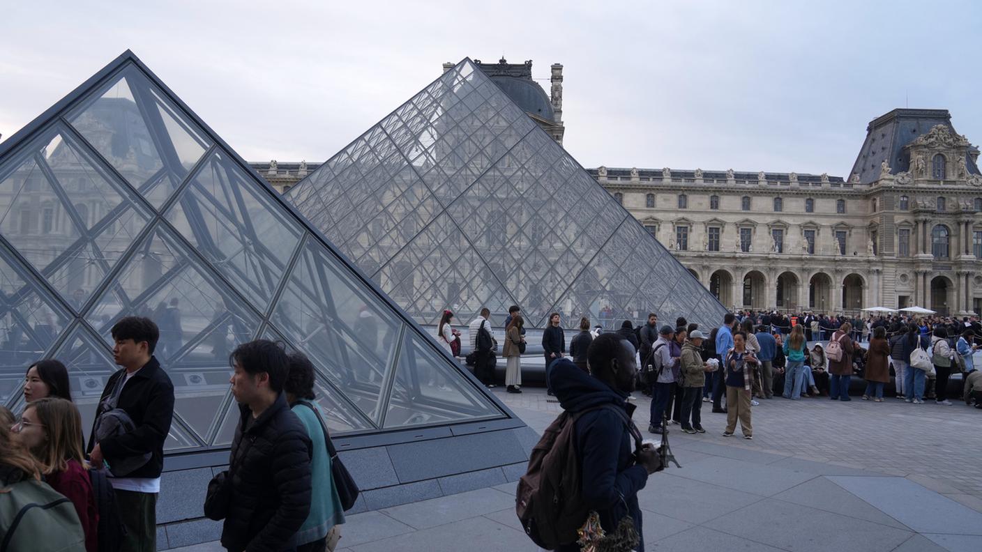 In molti in attesa di entrare al Louvre, tre giorni dopo lo storico colpo