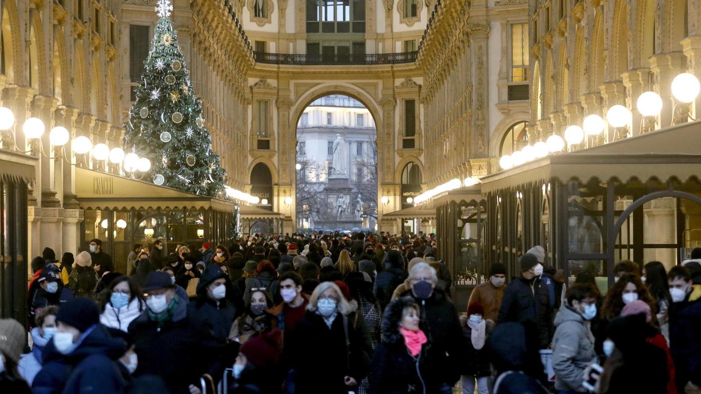 Intanto si provvede agli acquisti natalizi, qui in Galleria Vittorio Emanuele II a Milano