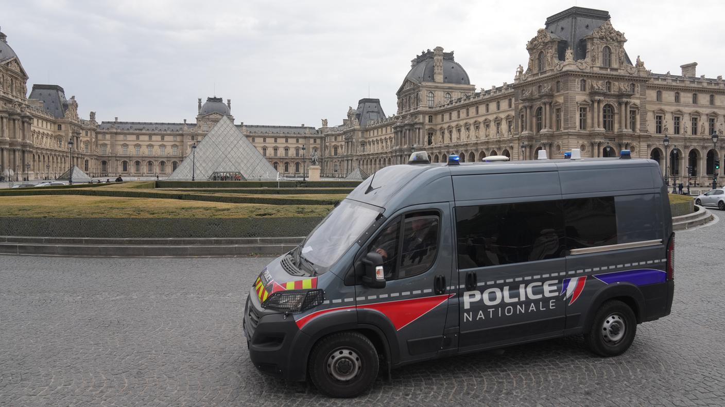 La polizia davanti al Louvre nel giorno del furto