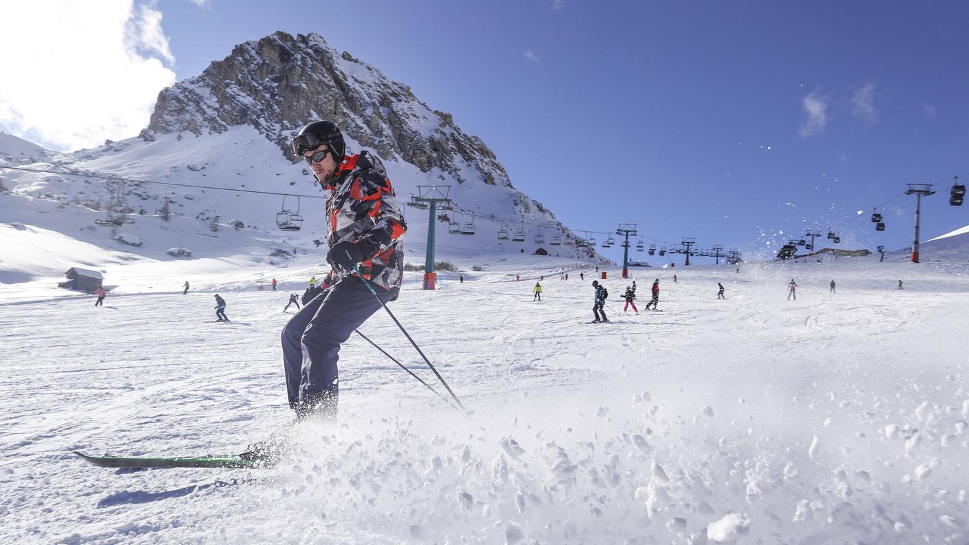 Uno sciatore nelle Dolomiti