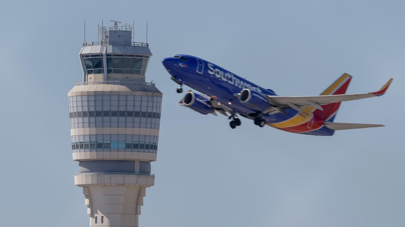 Un aereo della Southwest Airlines  passa davanti alla torre di controllo ad Atlanta
