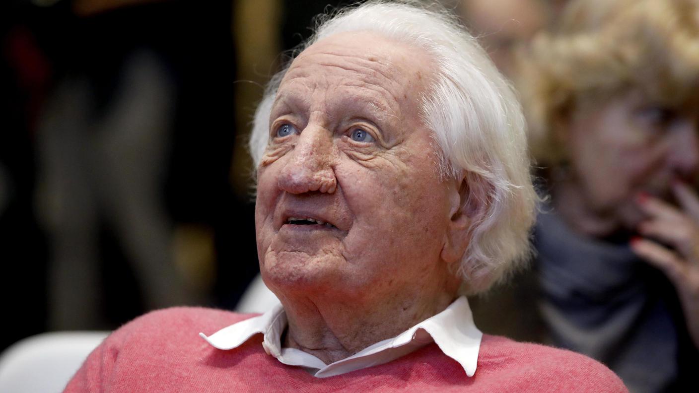 Giorgio Forattini durante la serata a lui dedicata per la donazione del suo archivio da vignettista alla Triennale di Milano (23 novembre 2023)