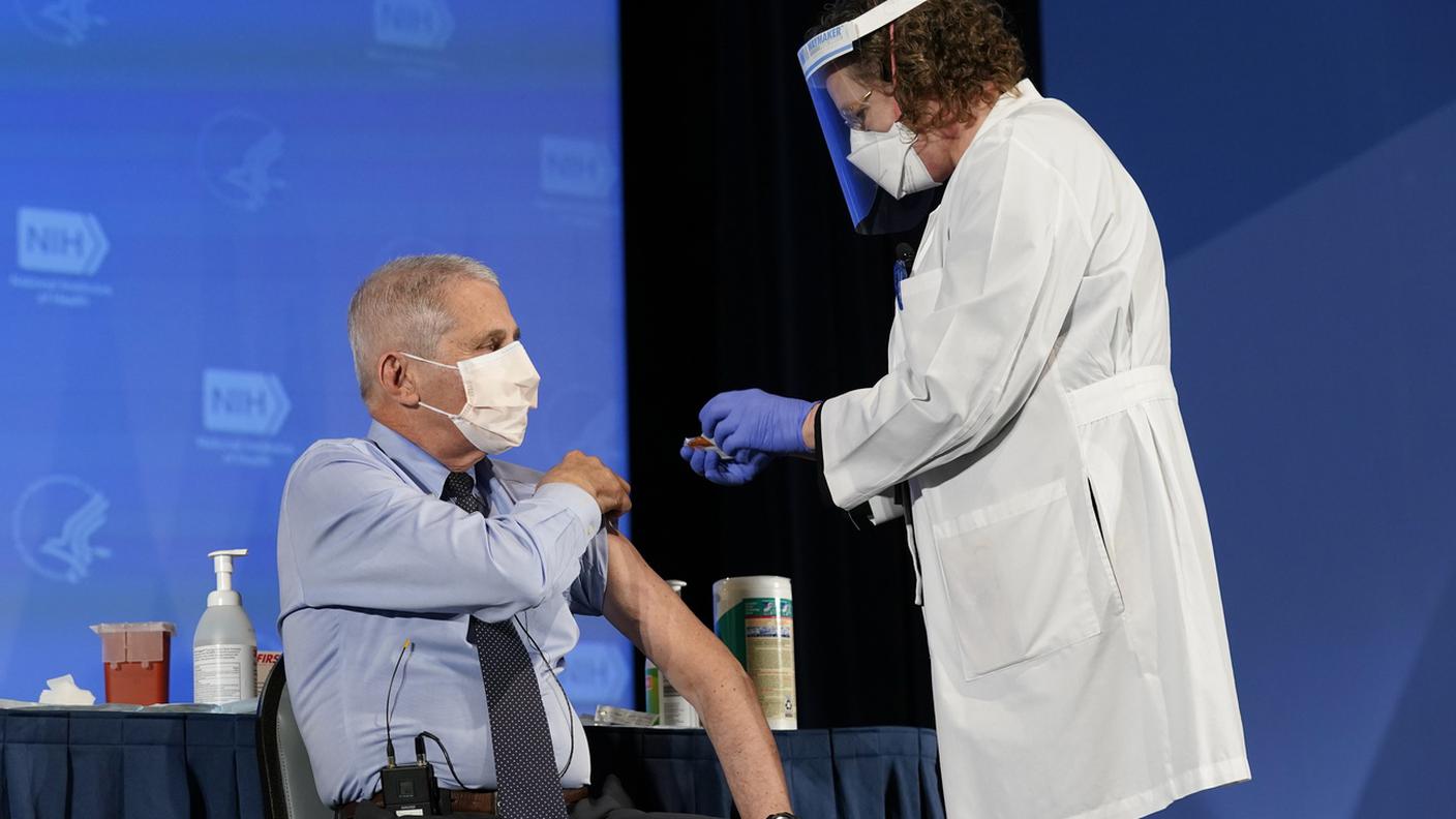 La vaccinazione di Fauci in diretta TV