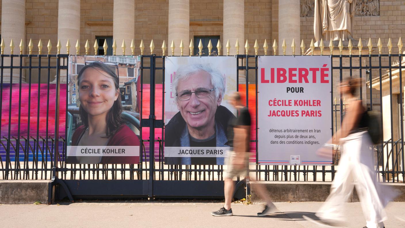 Manifesti raffiguranti Cécile Kohler e Jacques Paris esposti davanti all'Assemblea nazionale francese