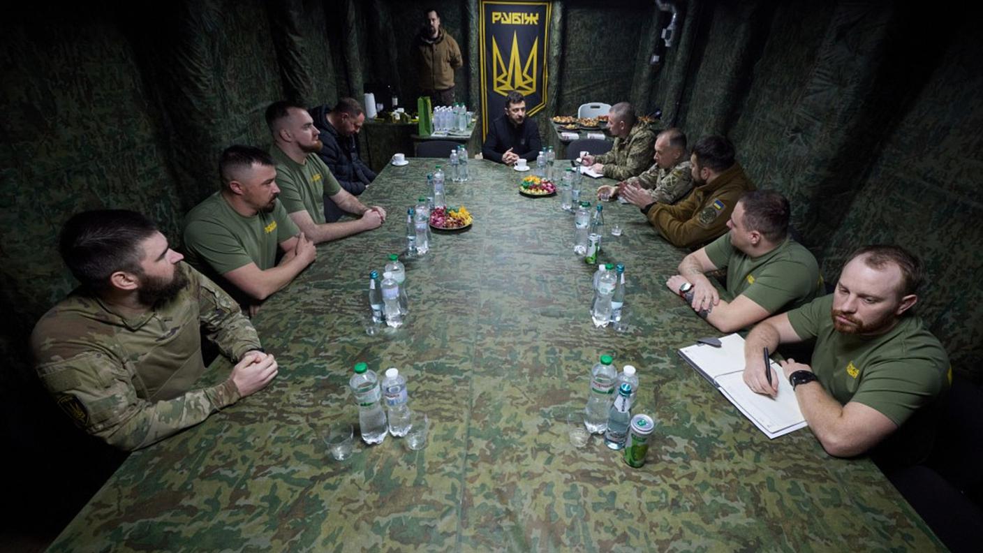 Martedì il presidente ucraino Volodymyr Zelensky era in visita nelle retrovie di Pokrovsk (foto, dove ha affermato che è quello, attualmente, il punto più caldo