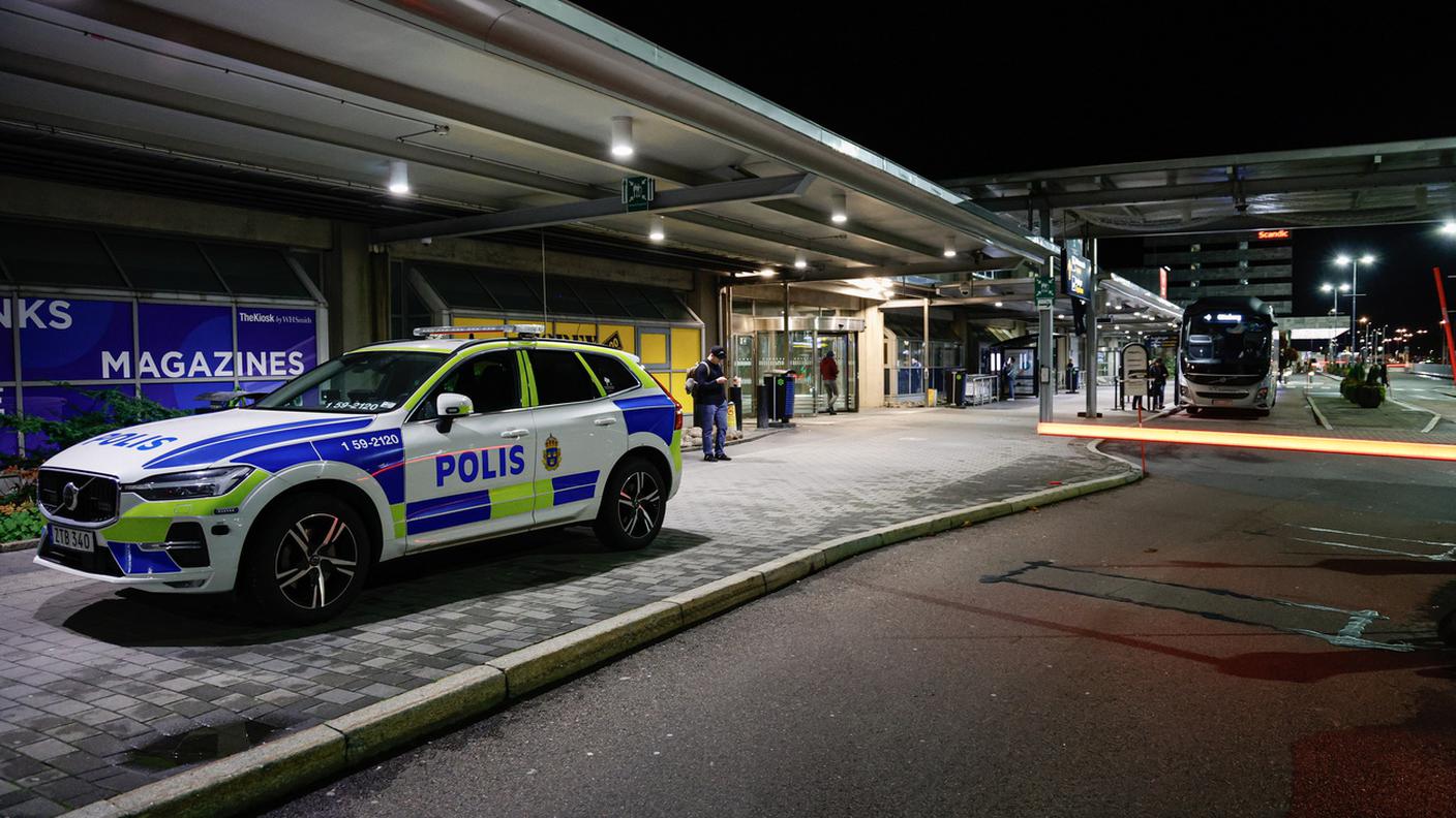 Polizia all'aeroporto di Landvetter, temporaneamente chiuso a seguito di avvistamenti di droni