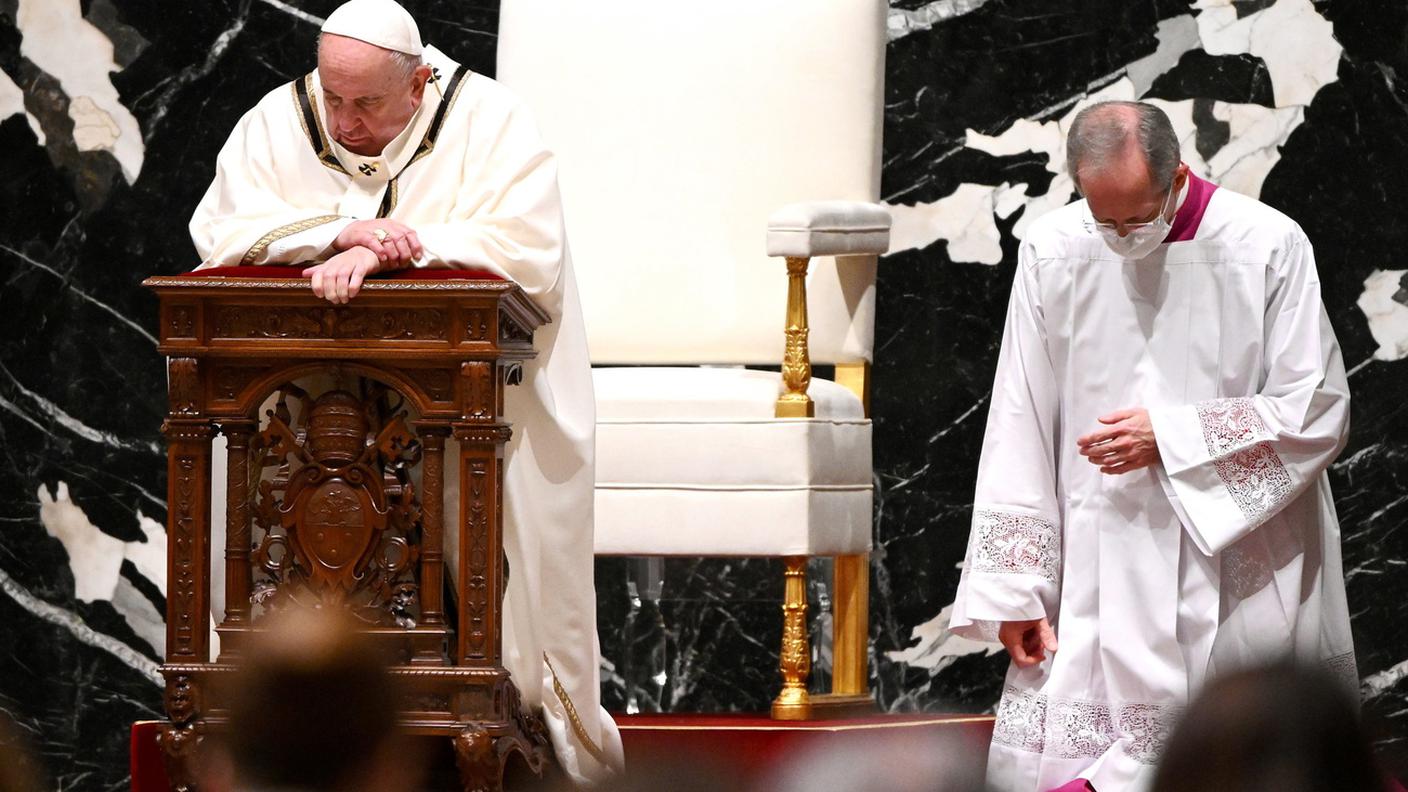 Una messa per pochi intimi quella celebrata nella Basilica di San Pietro