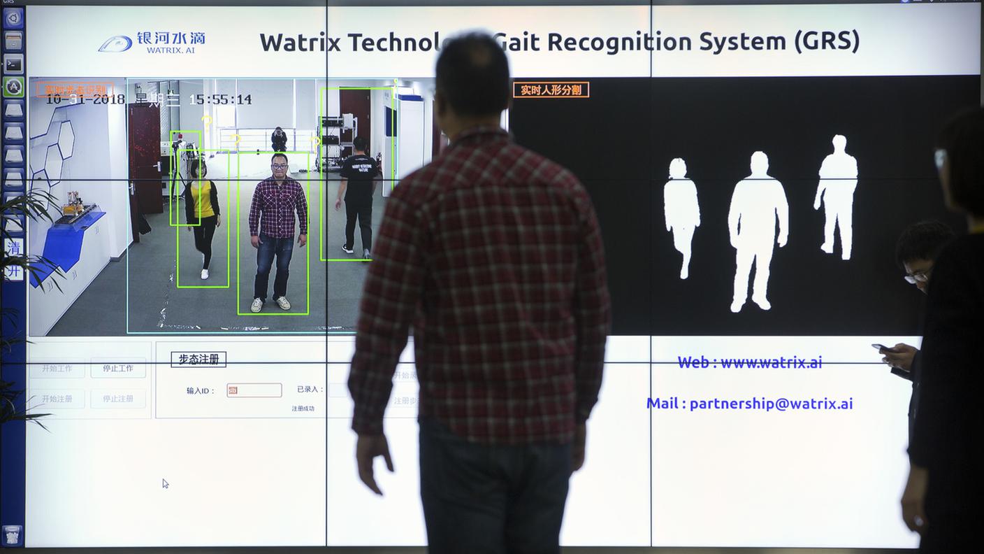 Un software basato sull'IA è capace di riconoscere le persone in base alla corporatura e al modo in cui camminano, consente l'identificazione quando i volti sono nascosti. È già utilizzato dalla polizia per le strade di Pechino e Shanghai