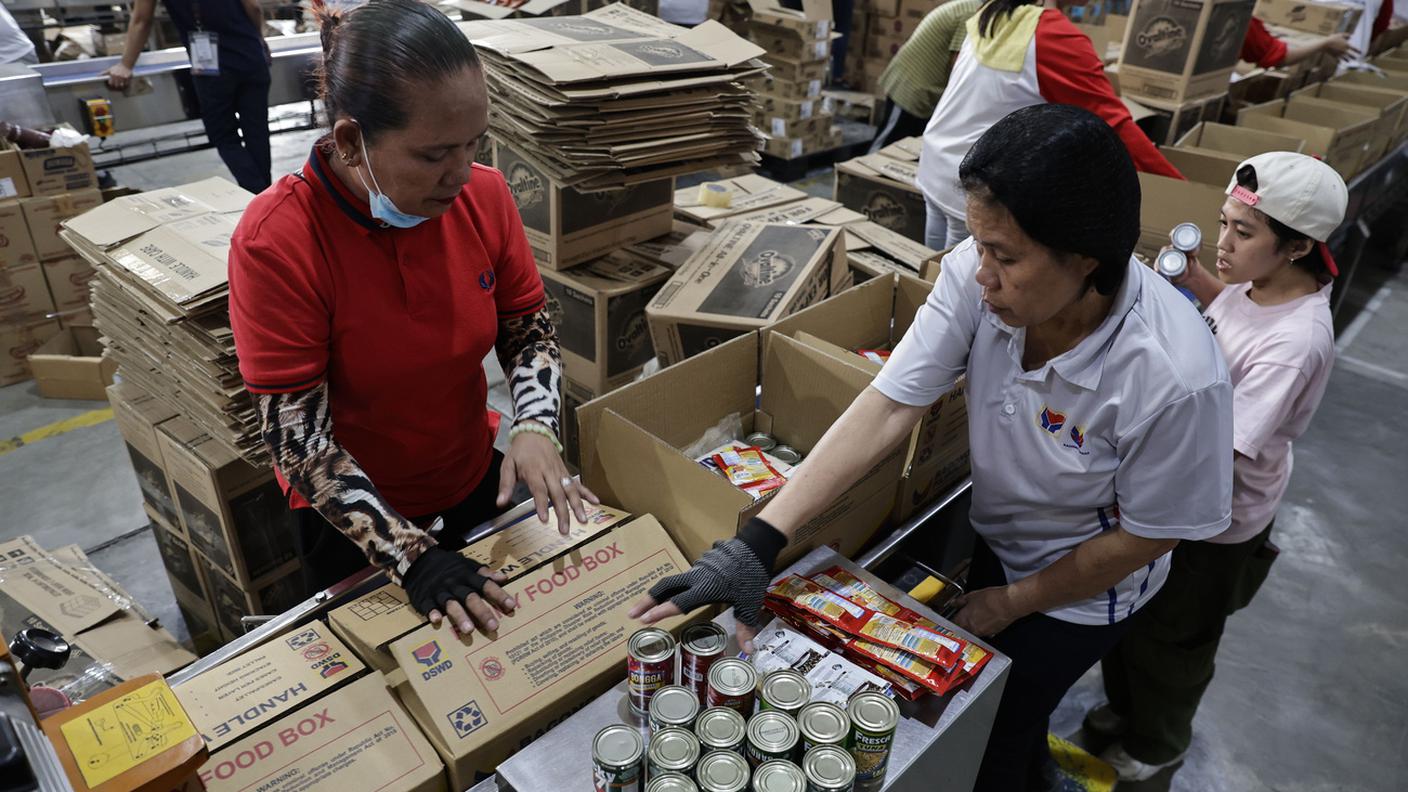 Volontari preparano scatole di cibo