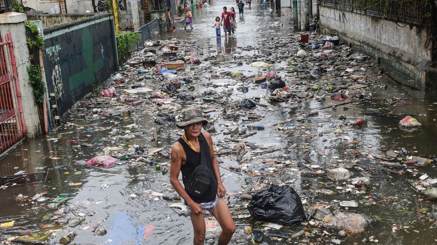 Strade allagate e invase dai rifiuti a Navotas City