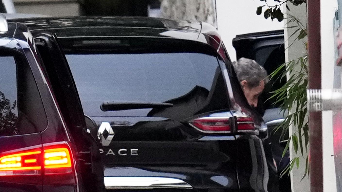 Nicolas Sarkozy esce dall'auto per entrare in casa a Parigi dopo essere uscito di prigione