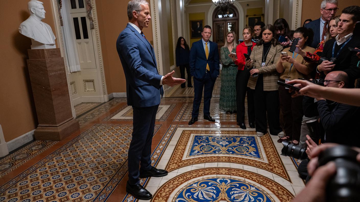 Il leader dei senatori repubblicani John Thune spiega ai giornalisti l'importanza del provvedimento varato