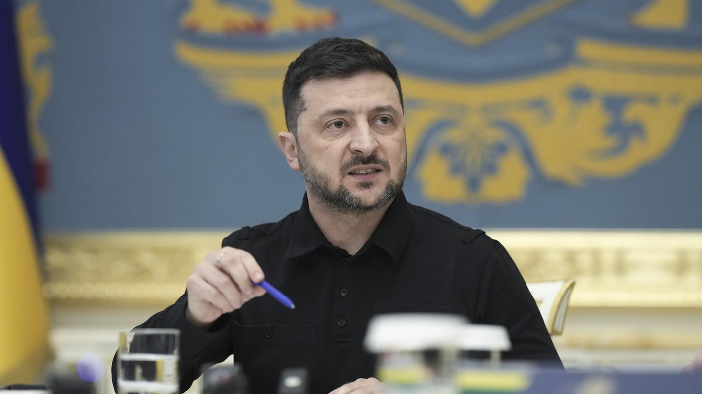 Mentre affronta lo scandalo di corruzione che ha coinvolto alti papaveri ucraini, Zelensky ascolta gli aggiornamenti dai militari
