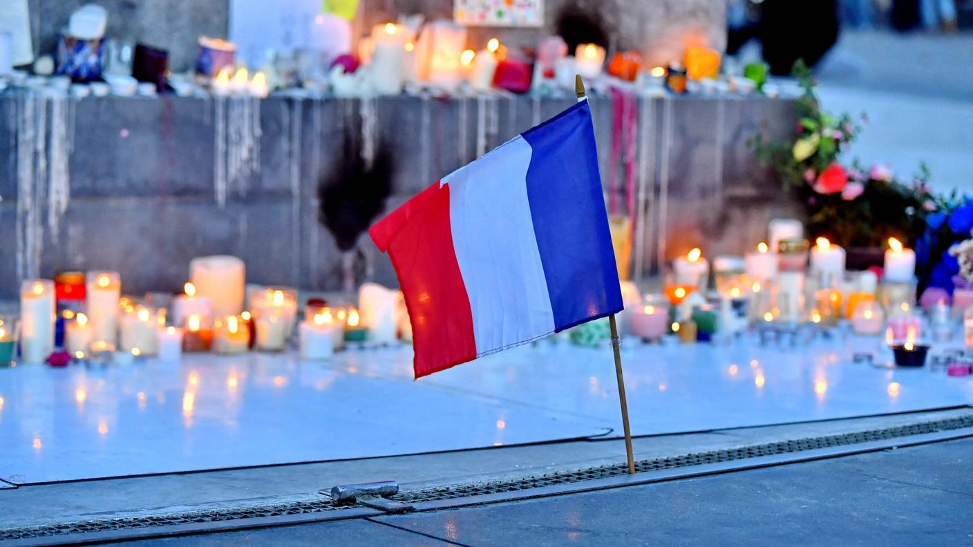 Svolte nella commozione generale le commemorazioni del decimo anniversario degli attacchi jihadisti a Parigi e alla sua periferia