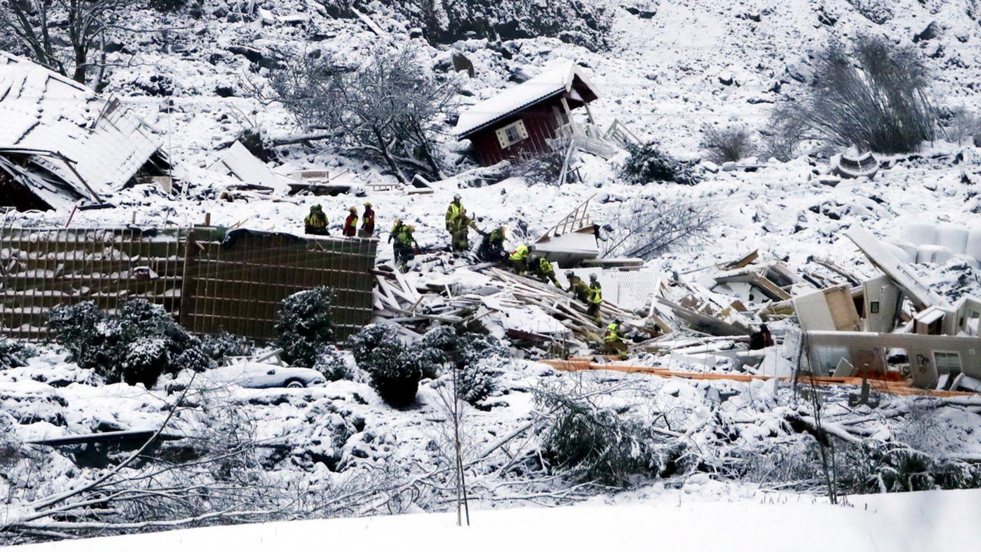 Le squadre di soccorso stanno lavorando nell'area della frana
