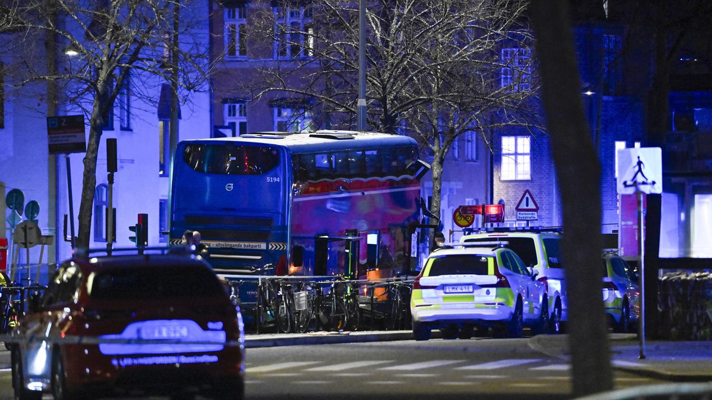 La polizia, le ambulanze e i servizi di emergenza ispezionano il luogo dell'incidente in cui l'autobus si è schiantato contro una pensilina a Ostermalm, Stoccolma.