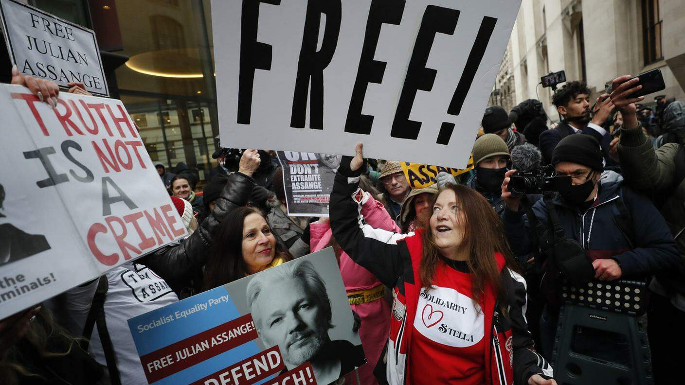L'esultanza dei simpatizzanti di Assange, nel centro di Londra, dopo l'annuncio del "no" all'estradizione