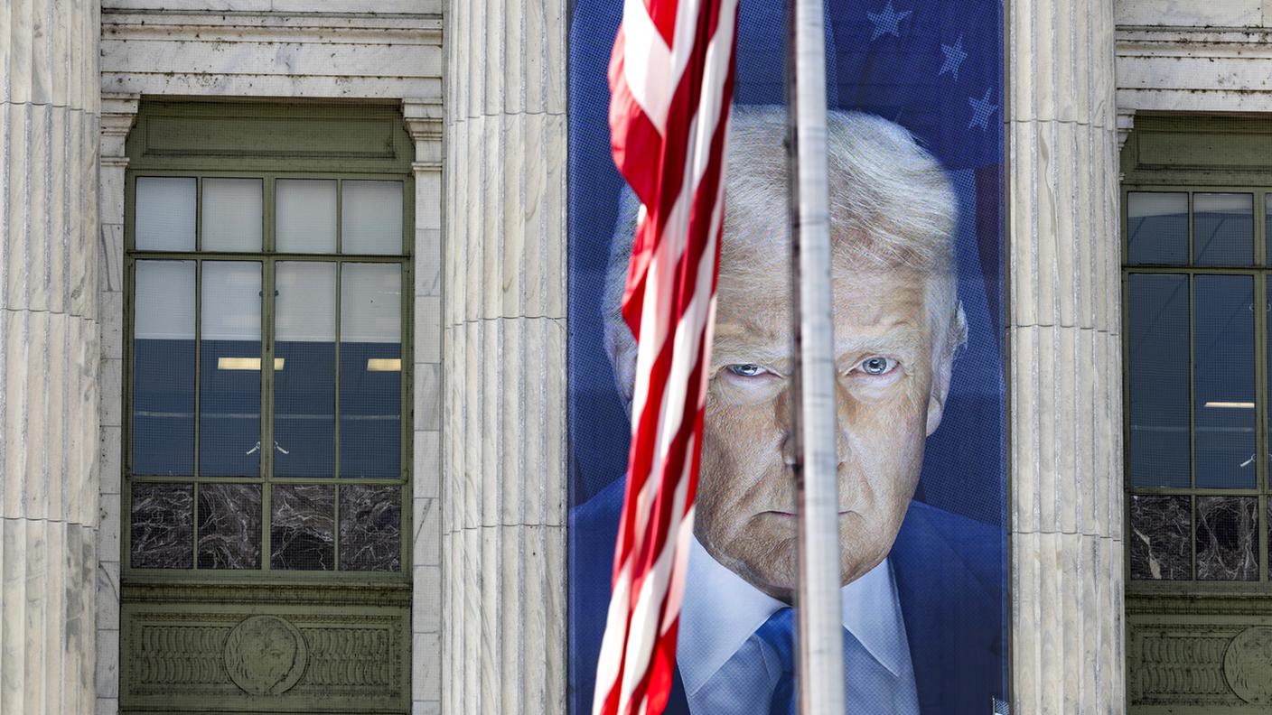 Un manifesto di Donald Trump campeggia sul Dipartimento dell'agricoltura, a Washington DC (16 maggio 2025)