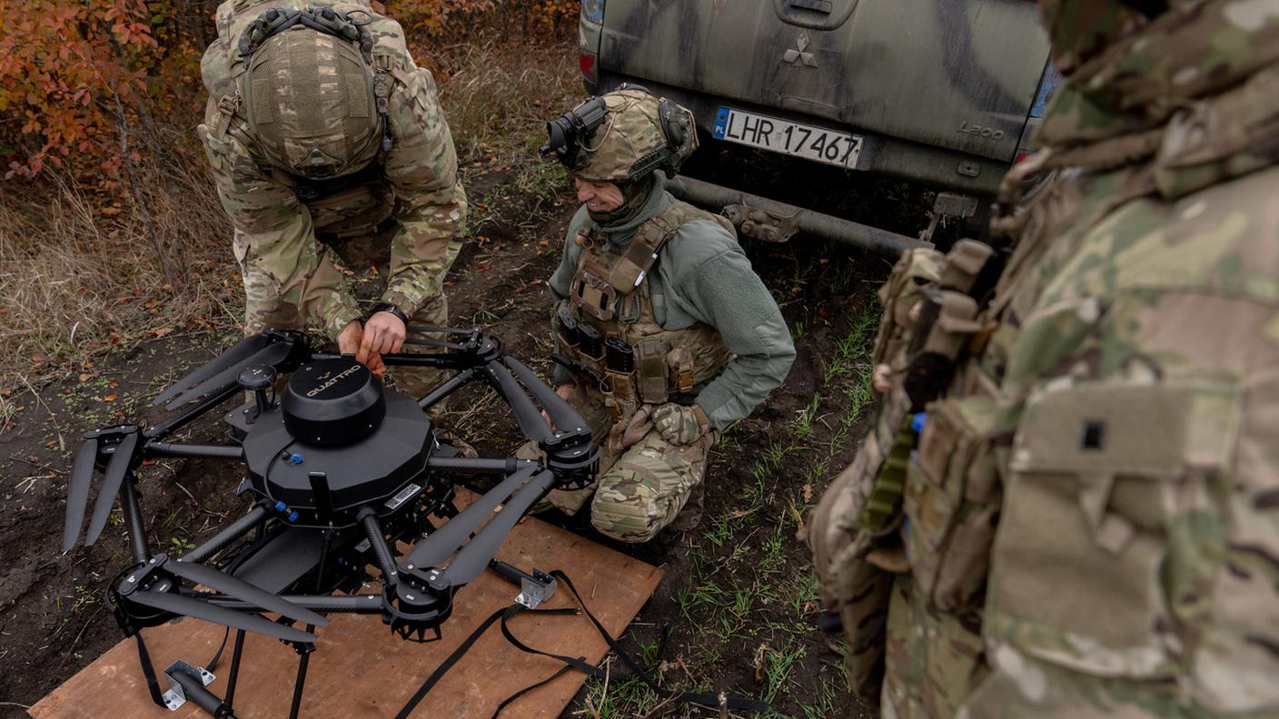 Soldati ucraini approntano un drone