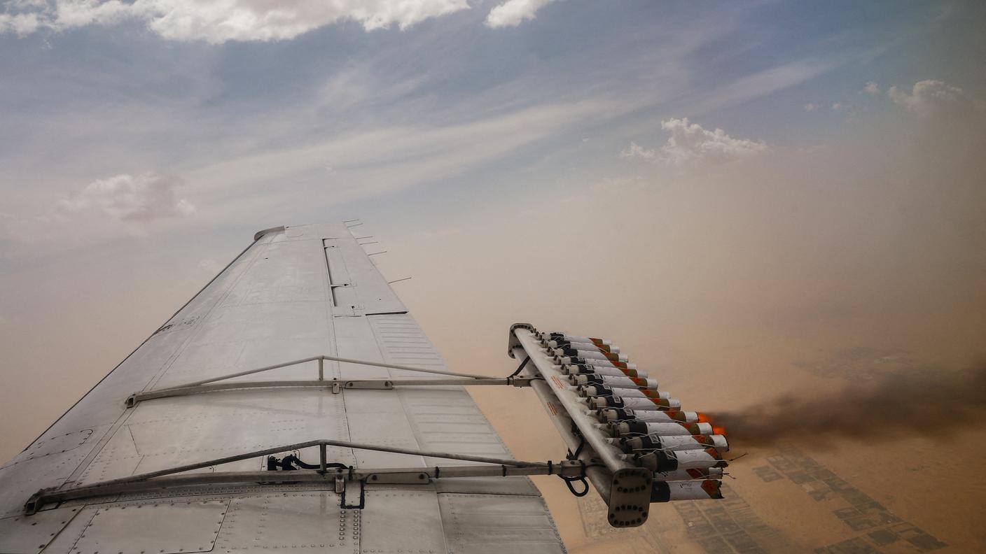 Un'operazione di cloud seeding negli Emirati Arabi Uniti