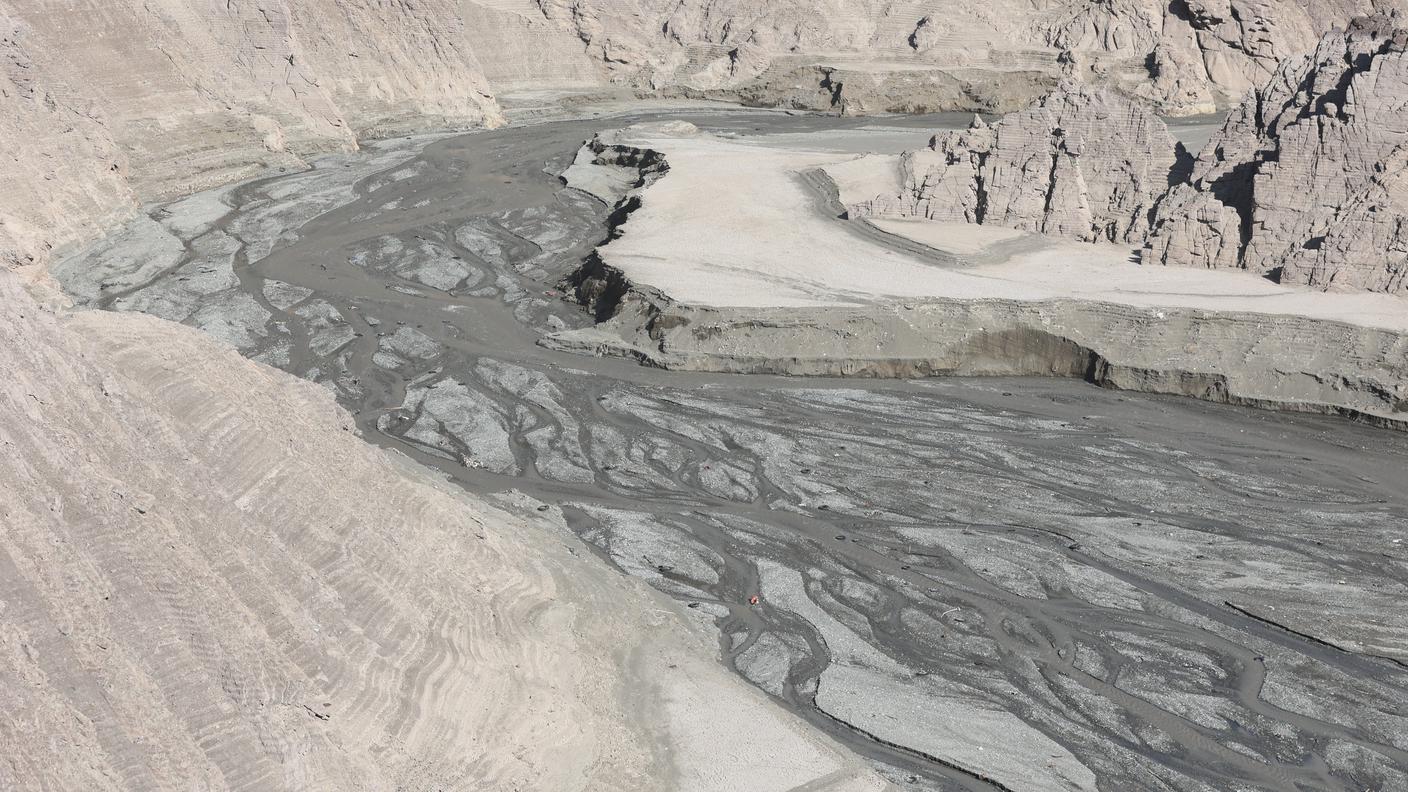 Un bacino artificiale iraniano a secco