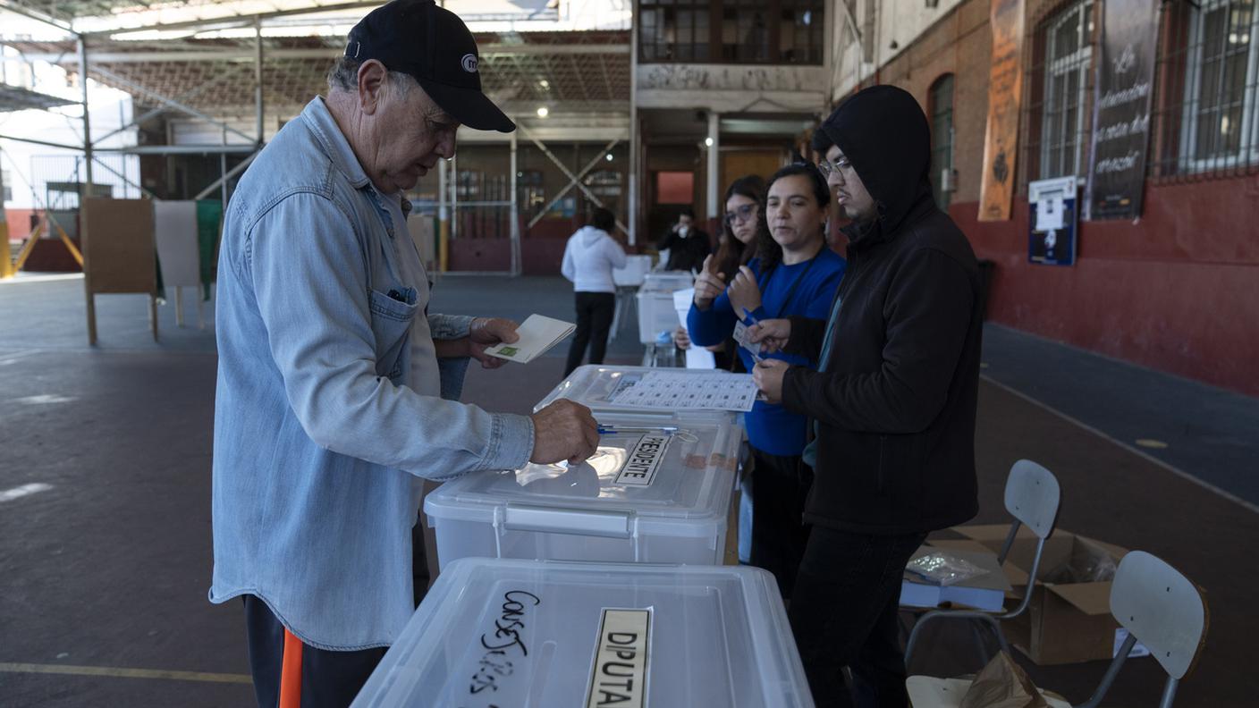 Un elettore esprime il suo voto durante il giorno delle elezioni a Valparaiso