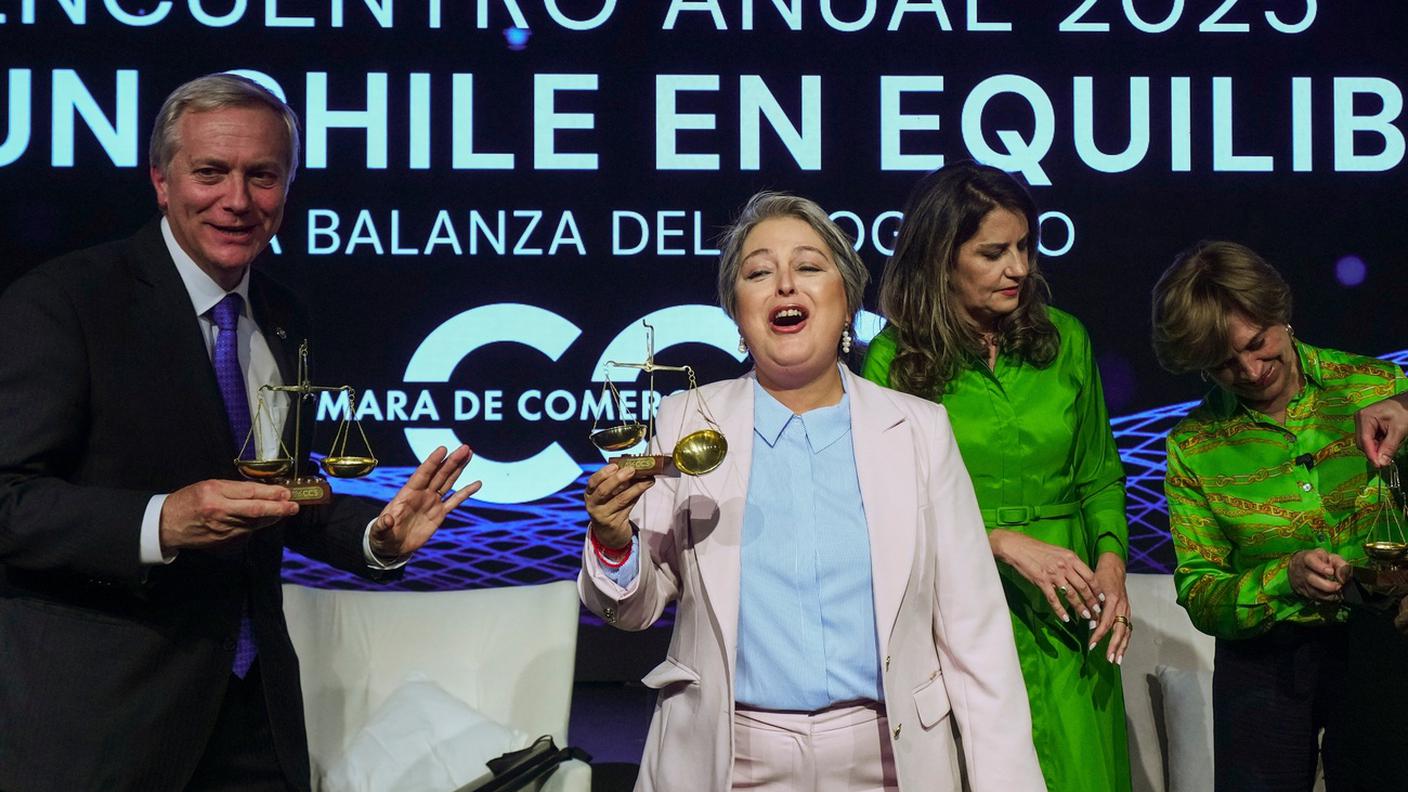 Il candidato del Partito repubblicano José Kast e quella del Partito comunista Jeannette Jara