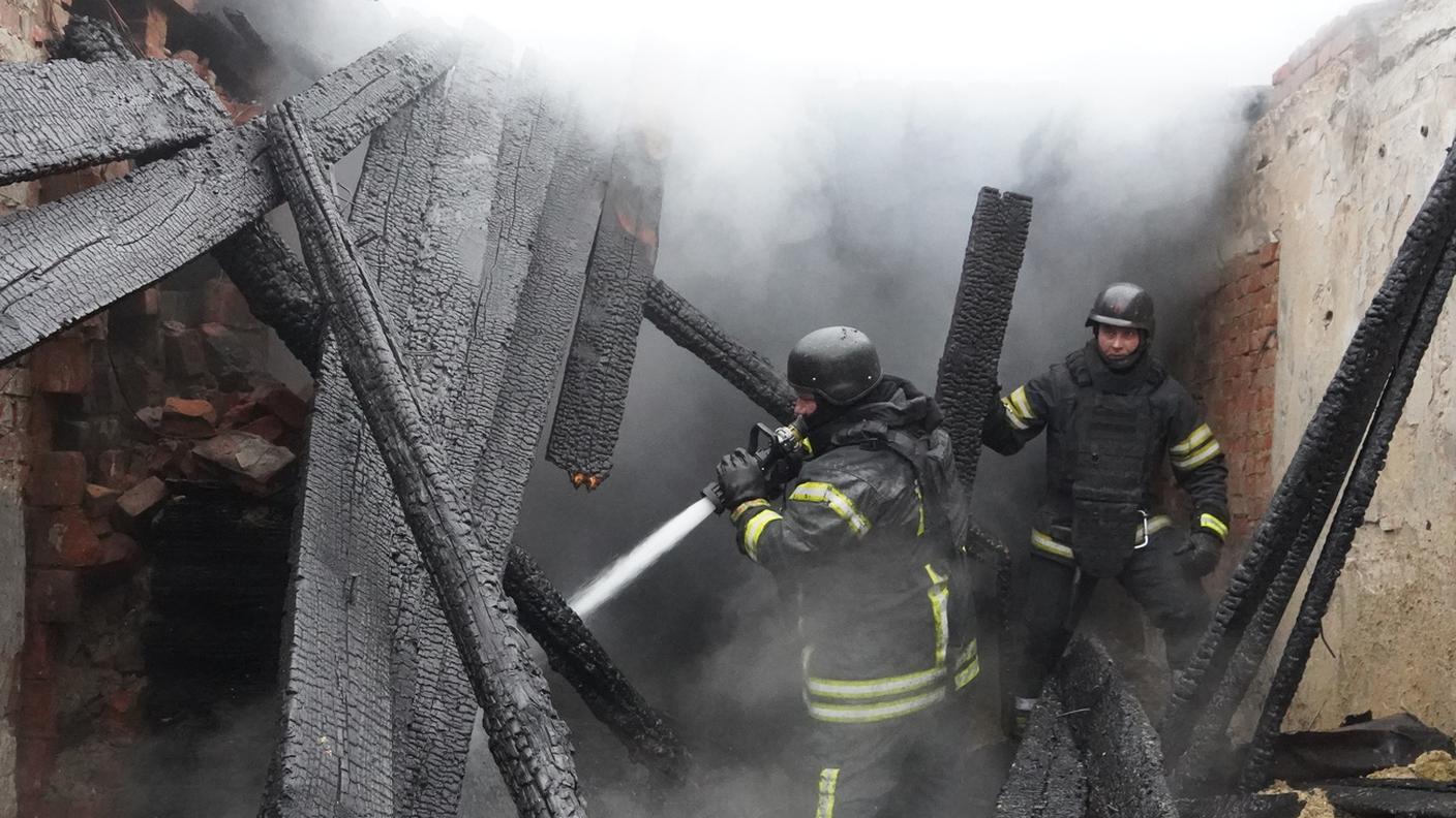 Soccorritori al lavoro dopo un bombardamento a Kharkiv
