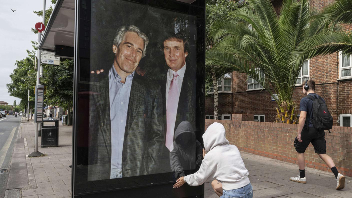 Donald Trump e Jeffrey Epstein assieme su un cartellone