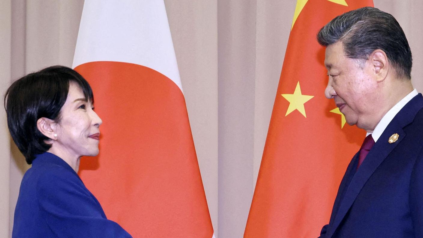 La premier giapponese Sanae Takaichi (a sinistra) e il presidente cinese Xi Jinping in un incontro alla fine di ottobre