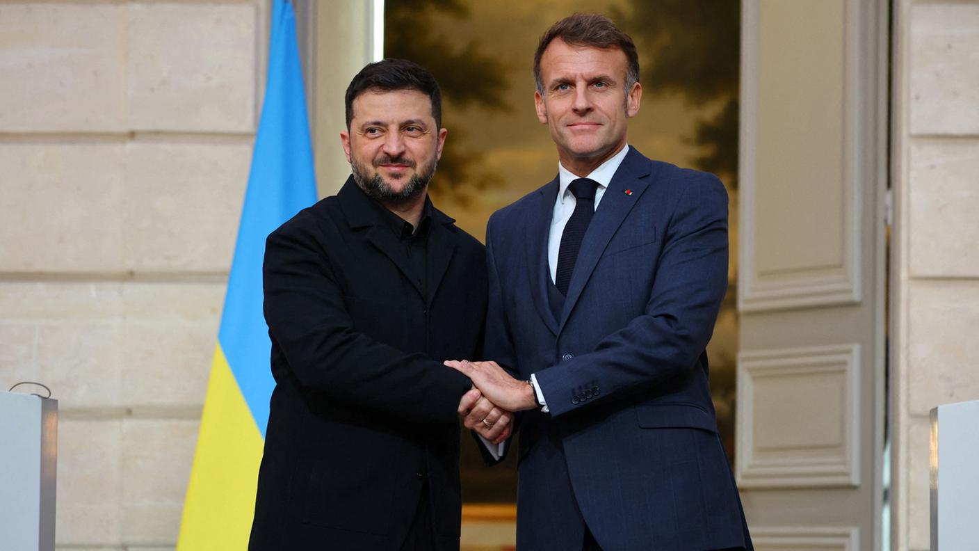 Volodymyr Zelensky (a sinistra) ed Emmanuel Macron