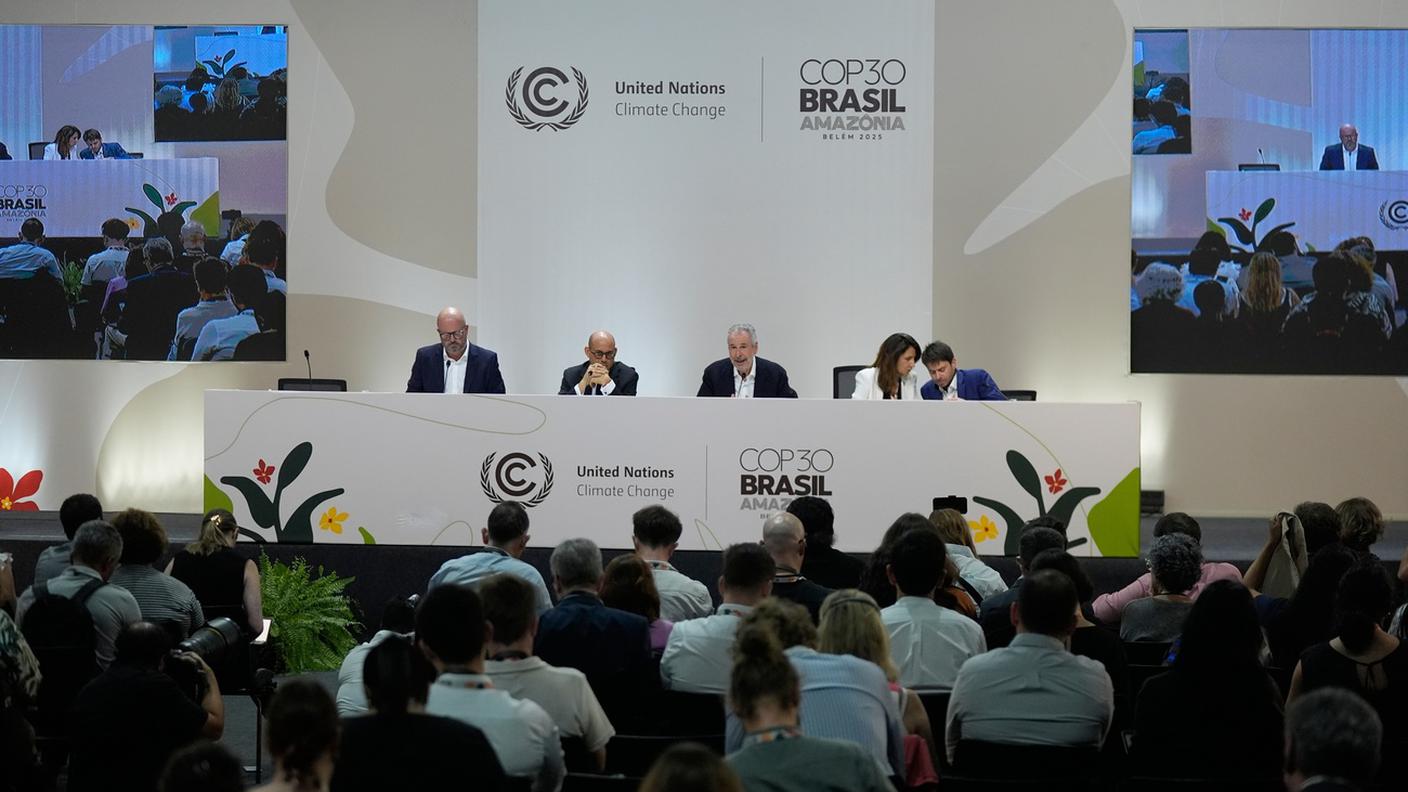 Simon Stiell, responsabile delle Nazioni Unite per il clima, secondo da sinistra, ascolta André Corrêa do Lago, presidente della COP30, secondo da destra, mentre parla durante una conferenza stampa al vertice delle Nazioni Unite sul clima COP30