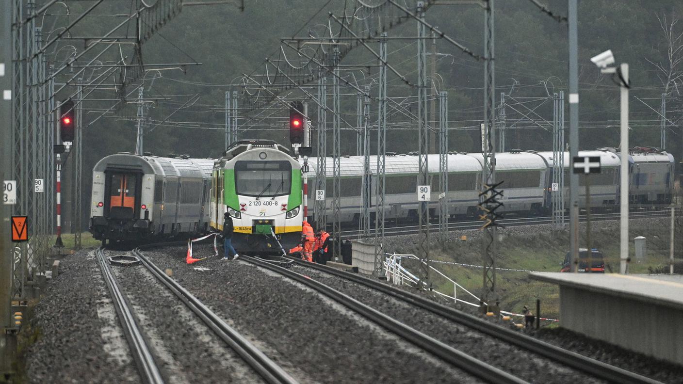 Le forze speciali e la polizia indagano sul luogo dell'esplosione che ha distrutto un tratto di binari ferroviari sulla linea Deblin-Varsavia, vicino alla stazione ferroviaria di Mika