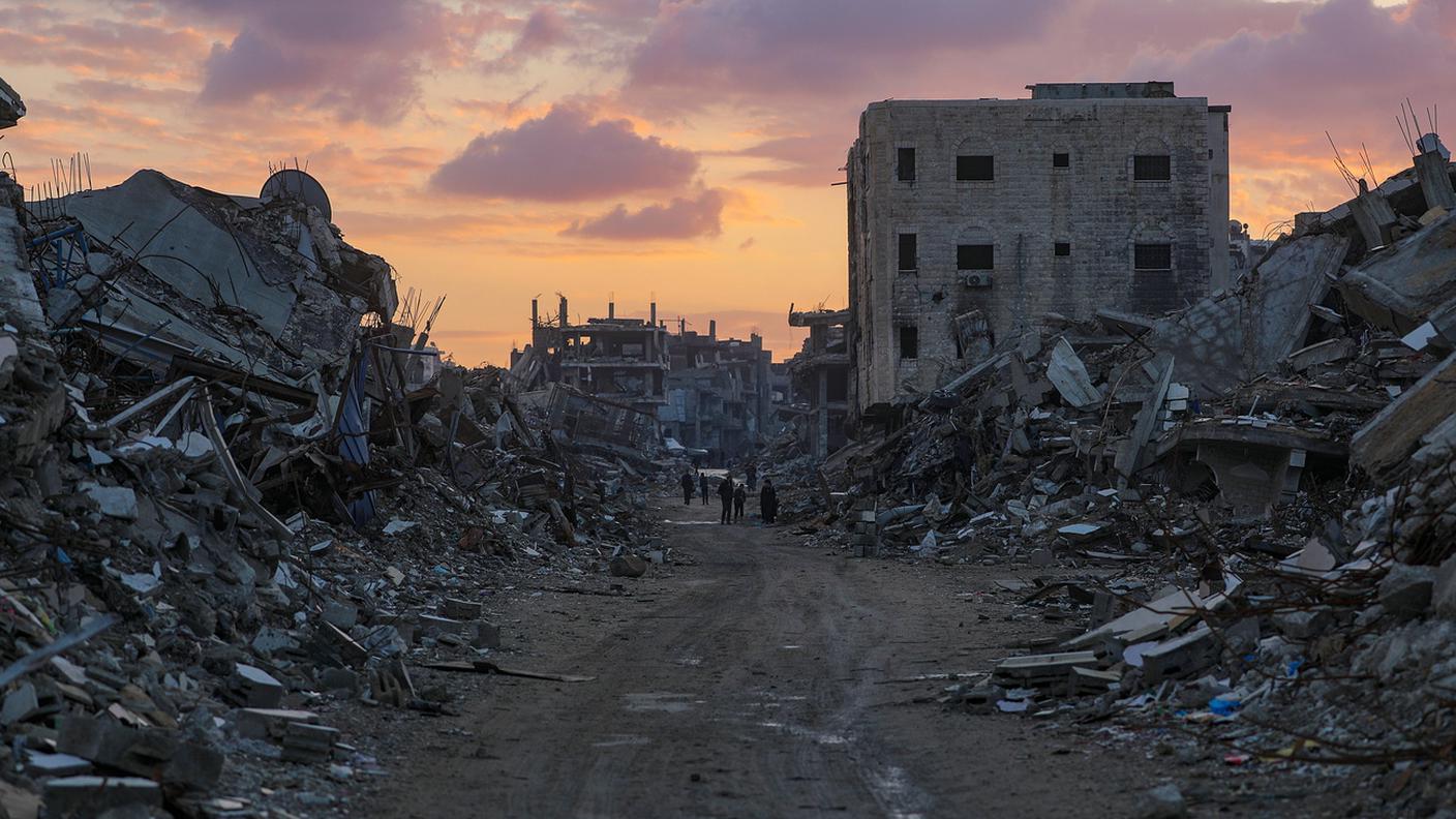 Macerie e distruzione a Gaza City, in una foto di ieri (domenica)