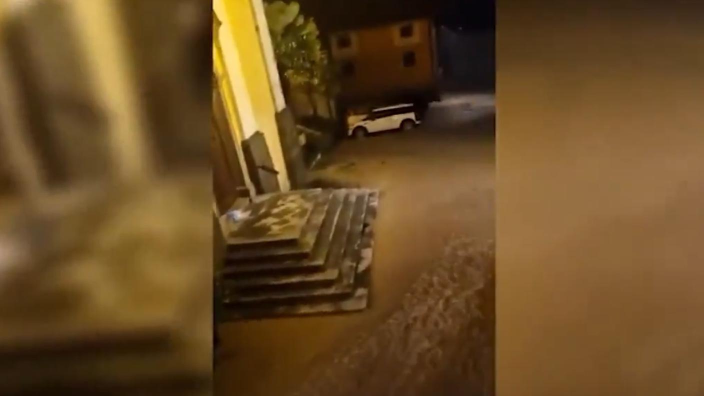 Una frana travolge una casa. L'ultimo video pubblicato dal cittadino tedesco residente a Brazzano di Cormons (Gorizia) che stava cercando di salvare un'anziana quando è stato investito dalla colata di fango