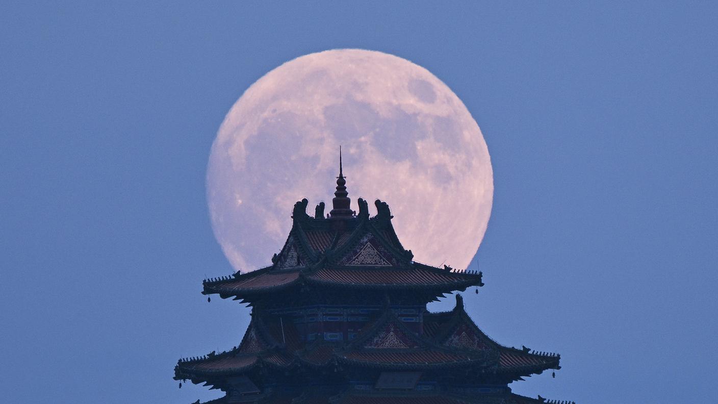 La "superluna" sul tempio a Jiangsu