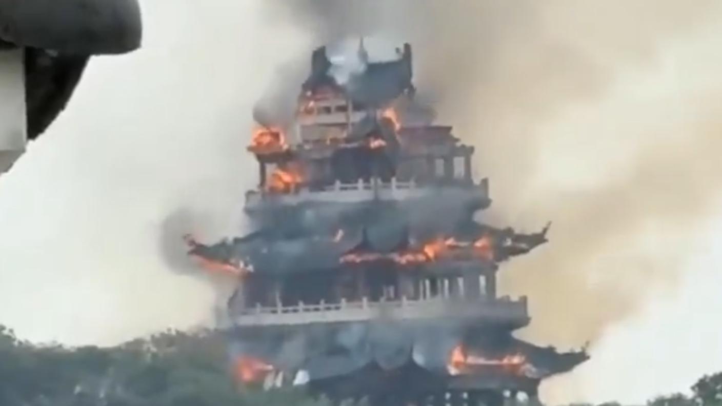 Incendio devasta in Cina il tempio di Yongqing nel Jiangsu