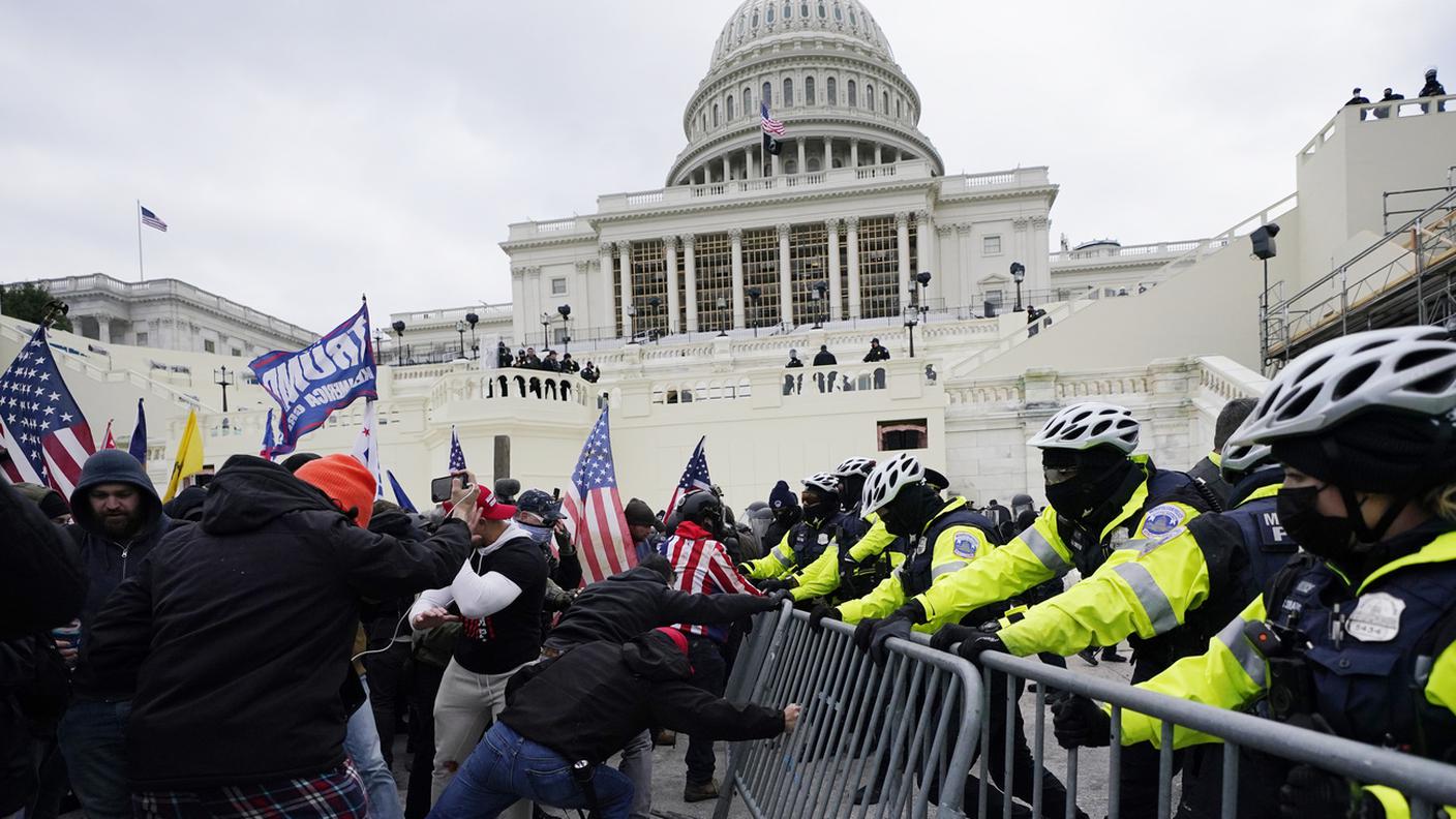 Gli scontri dei sostenitori di Trump con la polizia