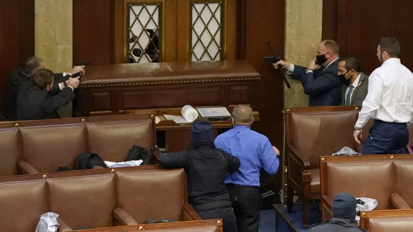 Agenti di guardia a Capitol Hill impugnano le armi per difendere i parlamentari
