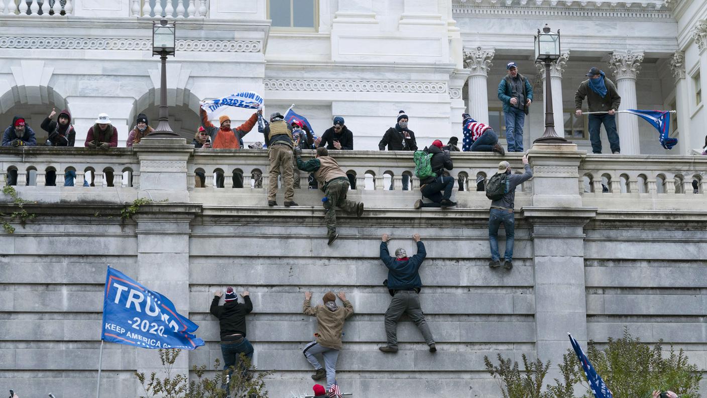 Supporter di Trump scalano il muro del Campidoglio