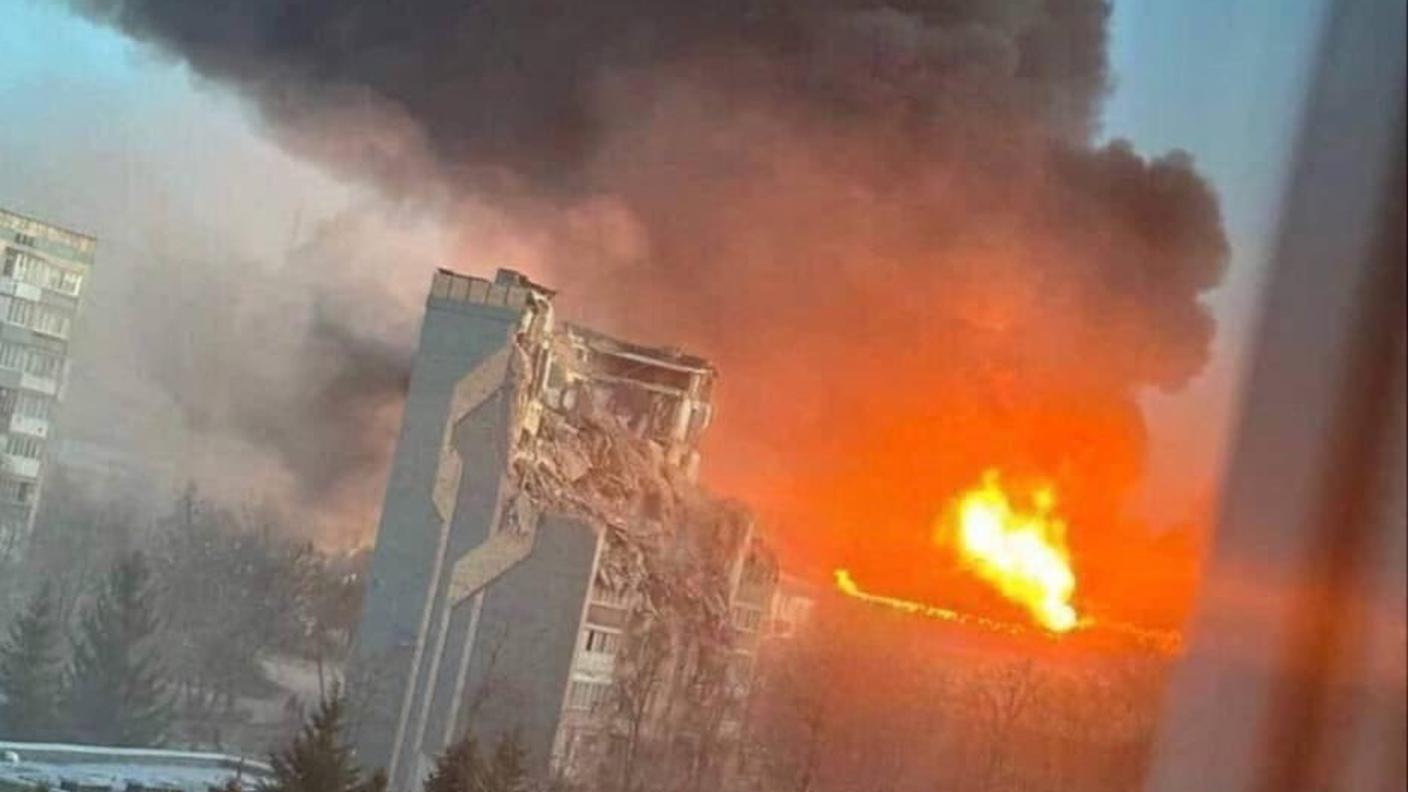 Un palazzo di una località ucraina centrato da un ordigno dei russi mercoledì