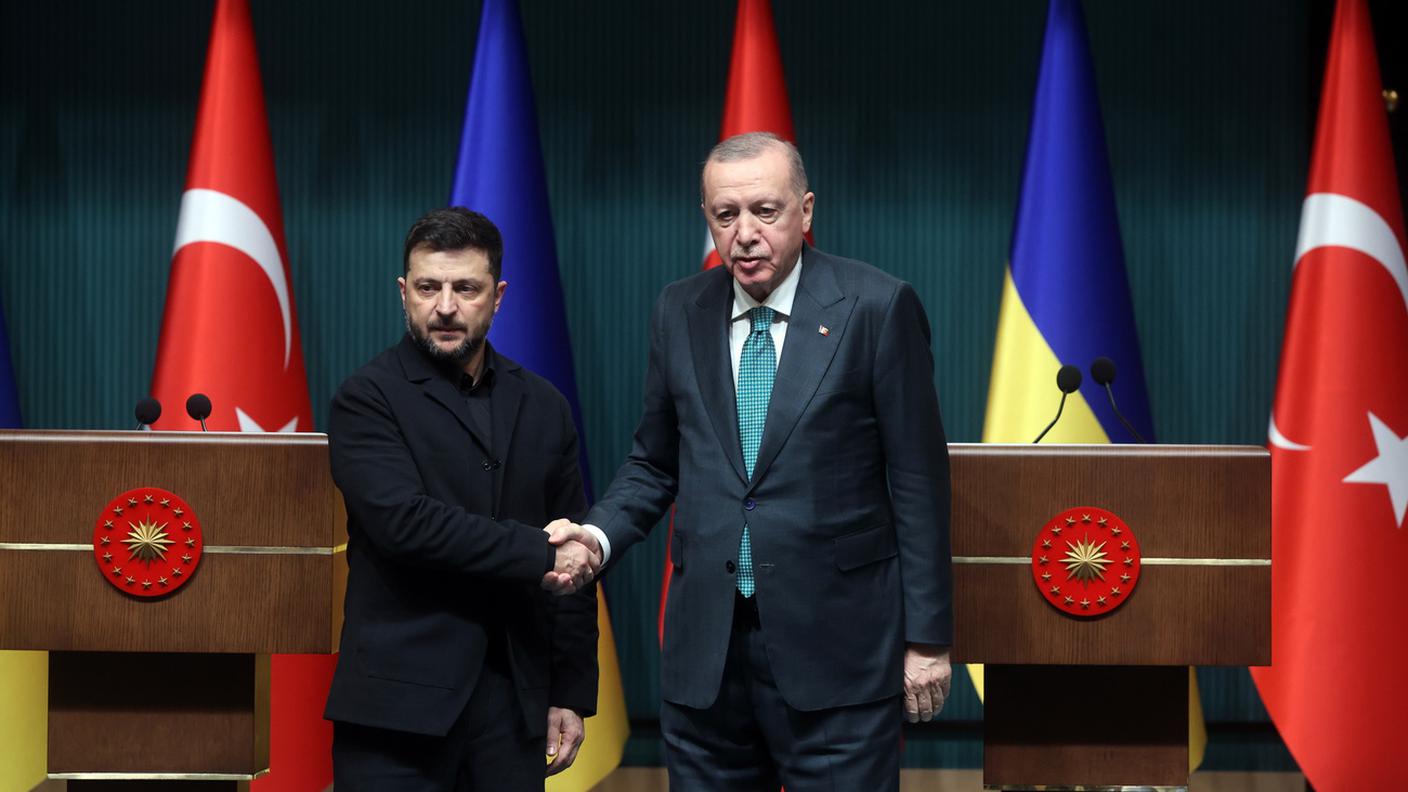 Il presidente turco Recep Tayyip Erdogan e il suo omologo ucraino Volodymyr Zelensky durante l'incontro ad Ankara