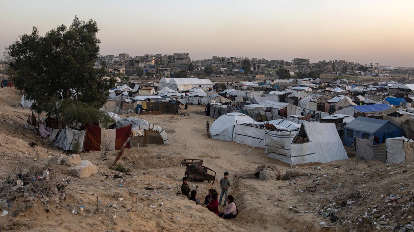 Famiglie palestinesi sfollate in un campo informale a Khan Younis, nella sud della Striscia di Gaza
