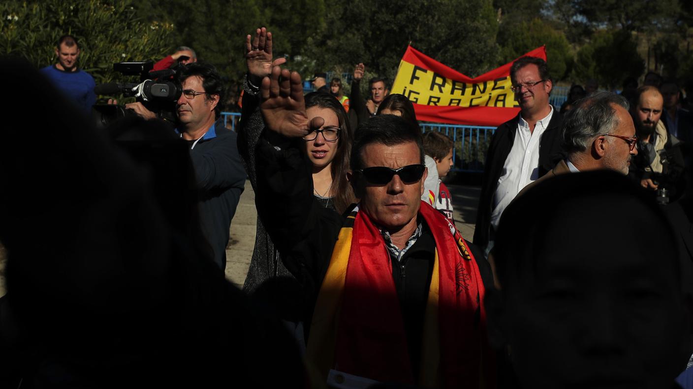 Una manifestazione fuori dal cimitero di Mingorrubio a supporto del dittatore Francisco Franco nel 2019