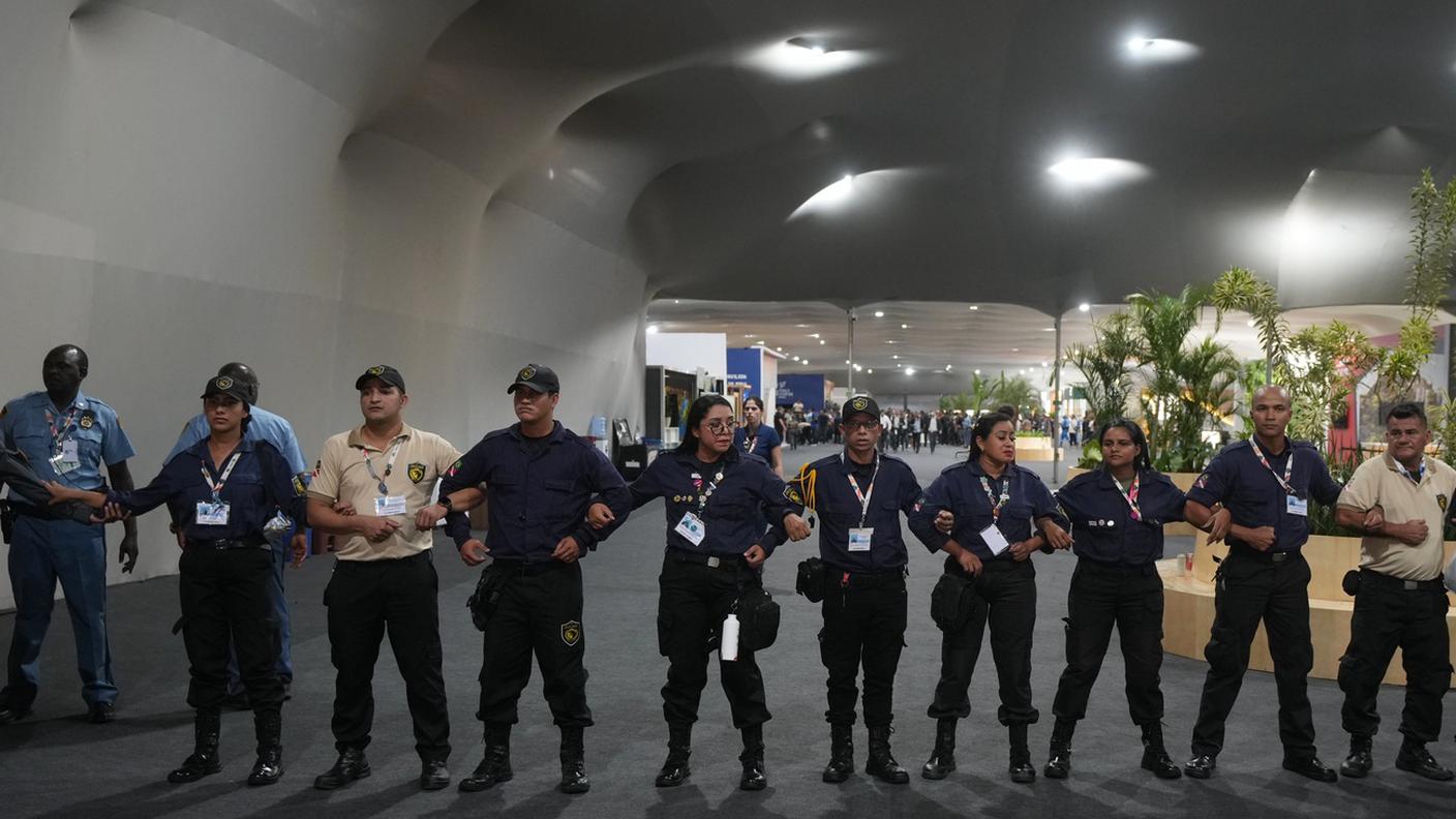 Il cordone formato dalle guardie per impedire l'accesso al padiglione