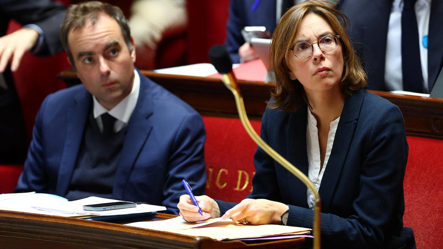 Il Primo ministro francese Sebastien Lecornu e la ministra dei Conti pubblici Amélie de Montchalin durante i lavori dell'Assemblea