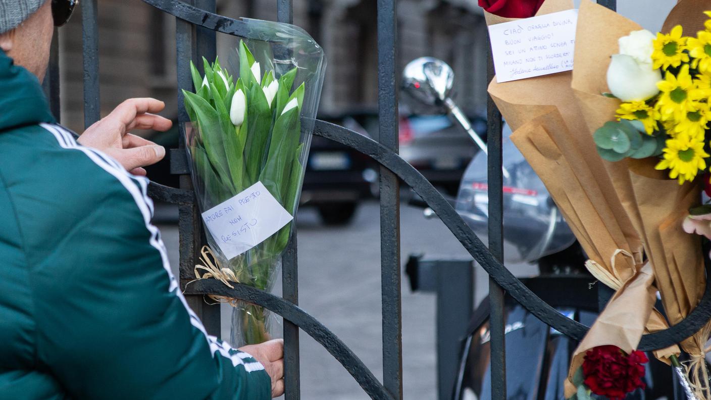 Fiori e biglietti di condoglianze davanti alla casa di Ornella Vanoni in via Vasto a Milano
