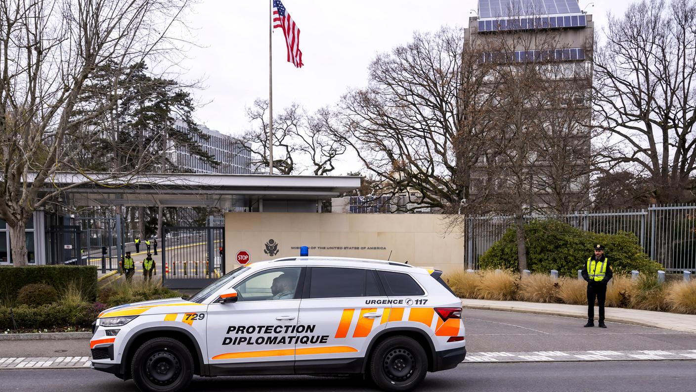 Forze dell'ordine all'esterno della missione permanente degli USA a Ginevra, dove si svolgono le discussioni