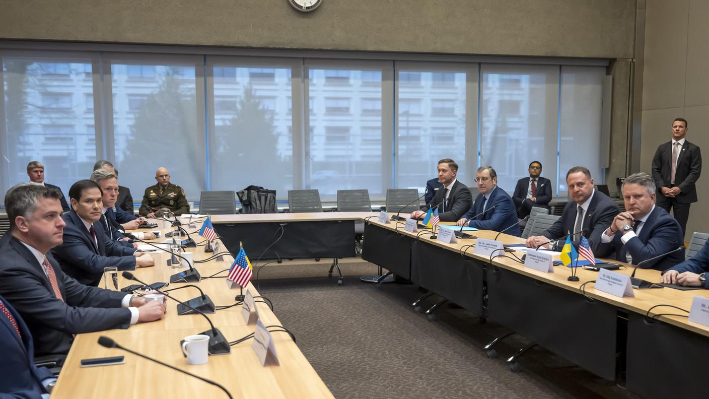 Le due delegazioni all'avvio dei colloqui